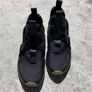 NIKE huarache shoes (7.5)